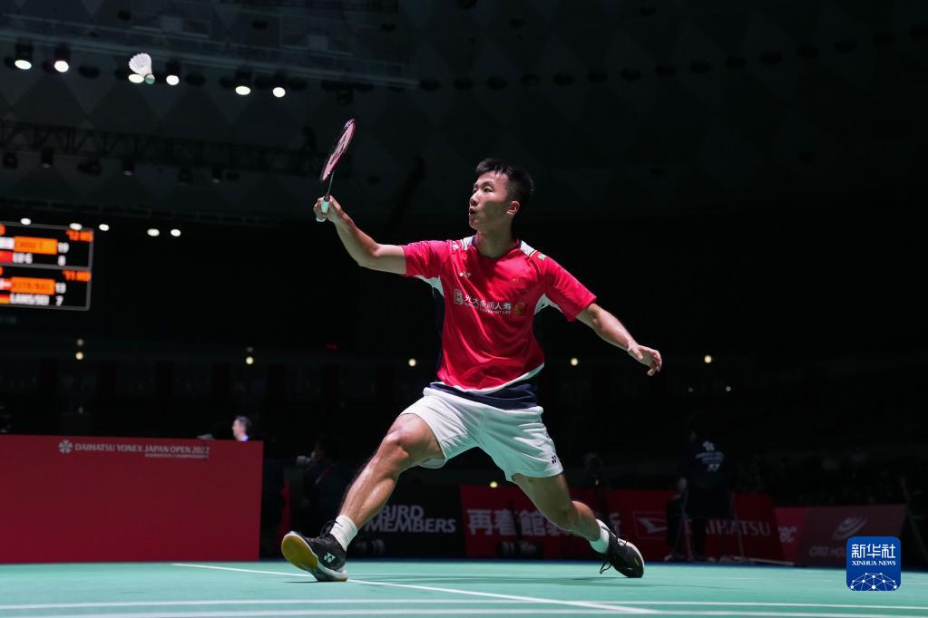 而是拉着他 而是拉着他