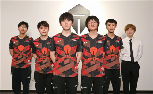 随着全球足 随着全球足